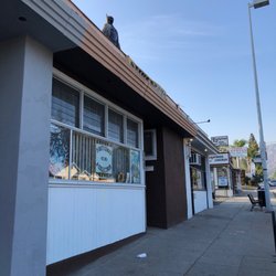 P Dot's Comics & Collectibles - Exterior