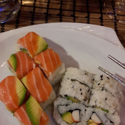 Kyousushi - Salmon, surimi and avocado roll