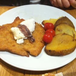 Bierhalle - Sznycle Holstein 28,99 - schab panierowany podawany z ziemniakiem i jajkiem w koszulce oraz filetem anchovies