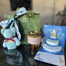 Gift box with a towel bear, glass tumbler, and a pop-up birthday card Gift box with a towel bear, glass tumbler, and a pop-up birthday card