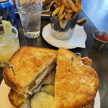 The Oakmont - Chicken sandwich - American Near Me - Indianapolis, Indiana The Oakmont - Chicken sandwich - American Near Me - Indianapolis, Indiana