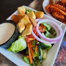 La Vernia's Den - Side salad