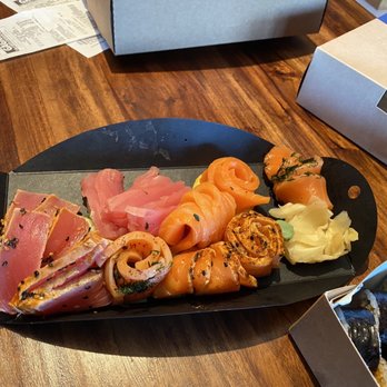 Sushi Taxi - St-Sauveur - Mixed sashimi - Sushi Bars Near Me - Saint-Sauveur, Quebec