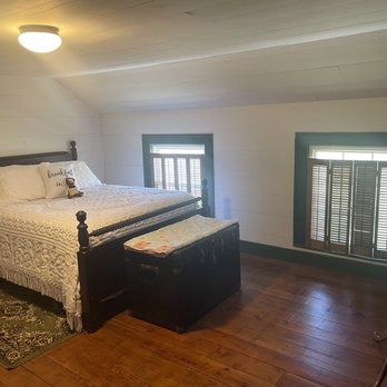 The Sidecar Inn Bed & Breakfast - Upstairs bedroom - Bed & Breakfast Near Me - Sevierville, Tennessee The Sidecar Inn Bed & Breakfast - Upstairs bedroom - Bed & Breakfast Near Me - Sevierville, Tennessee
