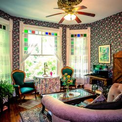 Cliff Cottage Inn - The Sarah Bernhardt Suite living room area