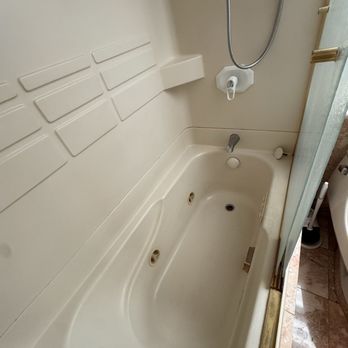 Maid in Oahu - Bathtub - Home Cleaning Near Me - Honolulu, Hawaii Maid in Oahu - Bathtub - Home Cleaning Near Me - Honolulu, Hawaii