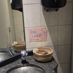 Sehr gutes Angebot auch auf dem Damen-WC