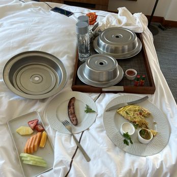The Clement Hotel Palo Alto - Breakfast in bed - Hotels Near Me - Palo Alto, California The Clement Hotel Palo Alto - Breakfast in bed - Hotels Near Me - Palo Alto, California