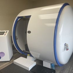 Rodney K Simmer - HYPERBARIC OXYGEN THERAPY CHAMBER WITH CLEAR DOOR OPENING. SIT DOWN CHAMBER