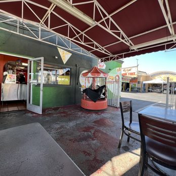 El Taco Rapido - Entry door (condiments are directly behind) - Mexican Near Me - Los Angeles, California El Taco Rapido - Entry door (condiments are directly behind) - Mexican Near Me - Los Angeles, California