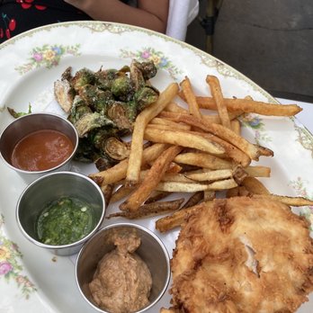 Cedar Knoll - Breaded chicken breast (Fried chicken dish) - New American Near Me - Alexandria, Virginia