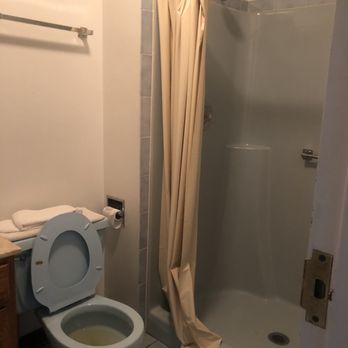 Stone Creek Inn - Bathroom - Hotels Near Me - Worth, Illinois Stone Creek Inn - Bathroom - Hotels Near Me - Worth, Illinois