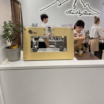 Chicha San Chen - Interior and Bubble Tea/Ice Tea machine - Bubble Tea Near Me - Toronto, Ontario Chicha San Chen - Interior and Bubble Tea/Ice Tea machine - Bubble Tea Near Me - Toronto, Ontario