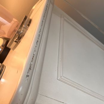 Bellhop Moving - dresser damage - Movers Near Me - Columbus, Ohio Bellhop Moving - dresser damage - Movers Near Me - Columbus, Ohio
