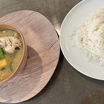 Yiraeh - a bowl of rice and a bowl of chicken stew - Caribbean Near Me - Verdun, Quebec Yiraeh - a bowl of rice and a bowl of chicken stew - Caribbean Near Me - Verdun, Quebec