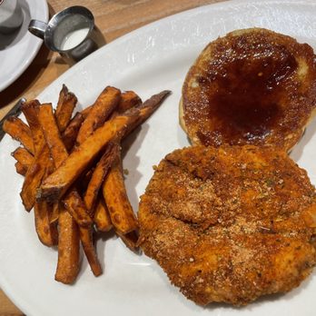 Doc B's Restaurant + Bar - fried chicken sandwich - New American Near Me - Chicago, Illinois