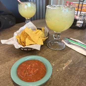 Mi México Lindo - Warm chips, spicy salsa and a margarita - Mexican Near Me - Lincoln, Nebraska Mi México Lindo - Warm chips, spicy salsa and a margarita - Mexican Near Me - Lincoln, Nebraska