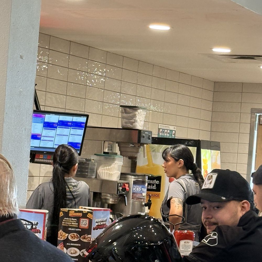 Denny's - Keep doing nothing and tables we're dirty and a lot of people waiting - Breakfast & Brunch Near Me - Reedley, California