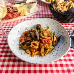 GamberoRosso - Fresh strozzapreti with seafood (shrimps, calamari, mussels, clams), farmer's tomatoes, parsley, dried caviar
