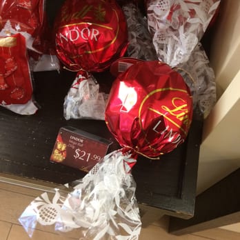 Lindt Chocolate Shop - Jumbo sized Lindt chocolate! This isn't even the biggest size. O.O! - Chocolatiers & Shops Near Me - Mississauga, Ontario Lindt Chocolate Shop - Jumbo sized Lindt chocolate! This isn't even the biggest size. O.O! - Chocolatiers & Shops Near Me - Mississauga, Ontario
