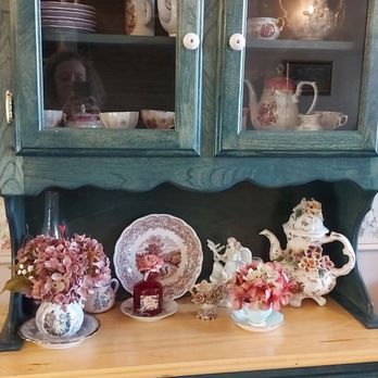 Vintage Cat Cafe - Interior - Coffee & Tea Near Me - Toronto, Ontario