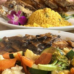 Alfredo’s Cookhouse - Chicken Marsala and mash with veggies