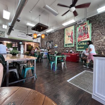 Uncle Wiggly's Weiners - Clean and cute environment - Hot Dogs Near Me - Luling, Texas