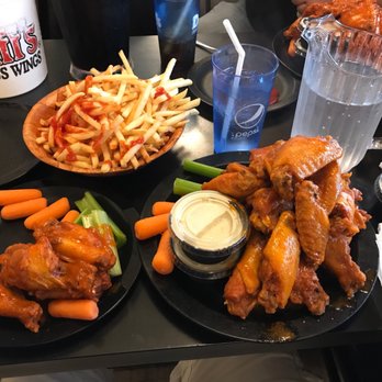 Duff's Famous Wings - American Near Me - Amherst, New York