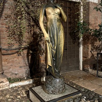 Relais Balcone di Giulietta - The lady herself - Hotels Near Me - Verona, VR