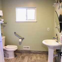 The Retreat at Greenhurst - Fully handicapped bathroom
