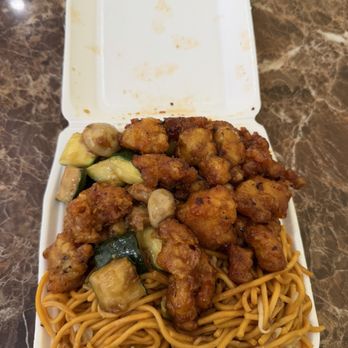 City Bowl Express - Combo B: Chow Mein, Spicy Orange Chicken, Mushroom Chicken - Chinese Near Me - Oxnard, California City Bowl Express - Combo B: Chow Mein, Spicy Orange Chicken, Mushroom Chicken - Chinese Near Me - Oxnard, California