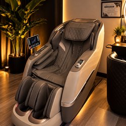 Bella Gaia - Wating chair Relax in our massage chair at Bella Gaïa Hydration Head Spa
