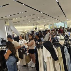Zara - The long line with ONE cashier