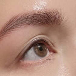 Soft eyeliner and eyebrow hairstroke