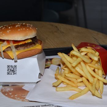McDonald's - Hamburger Royal mit Käse & mittlere Pommes mit App 5€ - Fast Food Near Me - Bischofsheim, HE