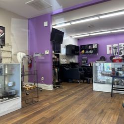 Kelly's Dominican Hair Studio - Inside