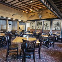 Grub Steak Restaurant - Nice dining room!