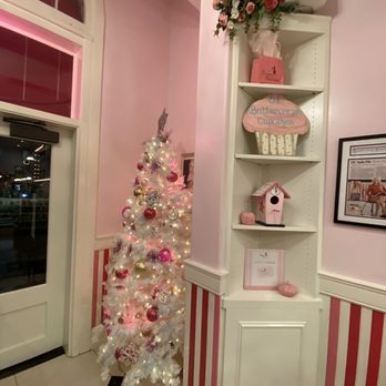 Casey's Cupcakes - Inside Christmas decor - Cupcakes Near Me - Riverside, California