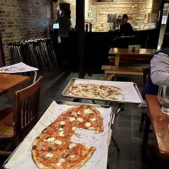 BAR - Pizza - Pizza Near Me - New Haven, Connecticut