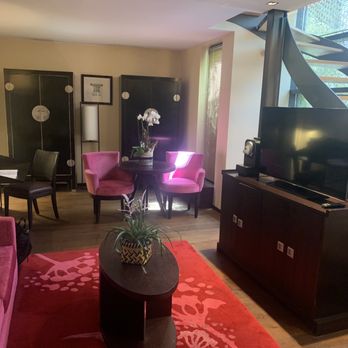 Eastwest Hôtel - Living Area in Suite - Hotels Near Me - Geneva, GE Eastwest Hôtel - Living Area in Suite - Hotels Near Me - Geneva, GE
