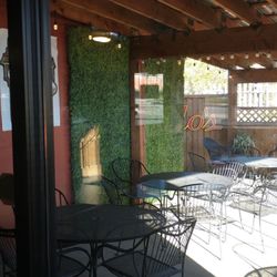 Guido's Pizza Place - Outside patio