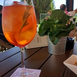 Byron - Aperol con cava y no se que más. Muy rico.