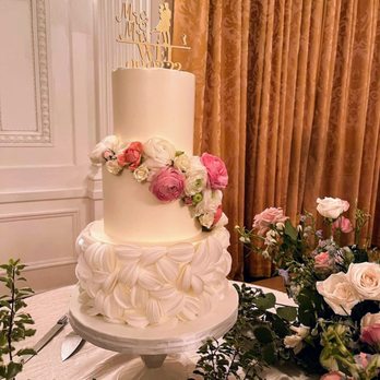 Eighth Street Florist - Flowers all over the venue including cake - Florists Near Me - Los Angeles, California Eighth Street Florist - Flowers all over the venue including cake - Florists Near Me - Los Angeles, California