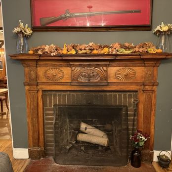 The Cranbury Inn - Entrance hall fireplace - American Near Me - Cranbury, New Jersey