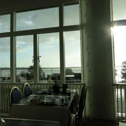 Hotel Limfjorden - Der sonnendurchflutete Frühstücksraum mit Blick auf den Limfjord.