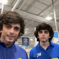 Best Buy Butterfield Road - Two great employees!