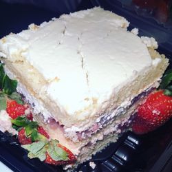 Features Bar & Restaurant - Strawberry shortcake