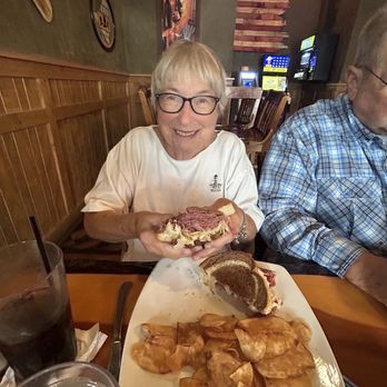 Buck Shots Bar and Grill - Moms Rueben and hand made kettle chips - American Near Me - Clarkston, Michigan