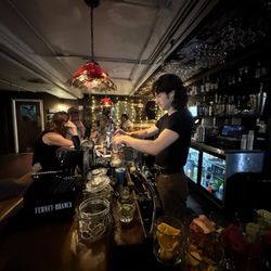 Honey And The Trapcat - Inside bar