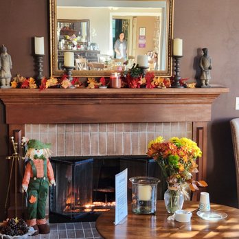 Cinnamon Bear Creekside Inn - Welcoming fireplace in the common area - Bed & Breakfast Near Me - Sonoma, California Cinnamon Bear Creekside Inn - Welcoming fireplace in the common area - Bed & Breakfast Near Me - Sonoma, California